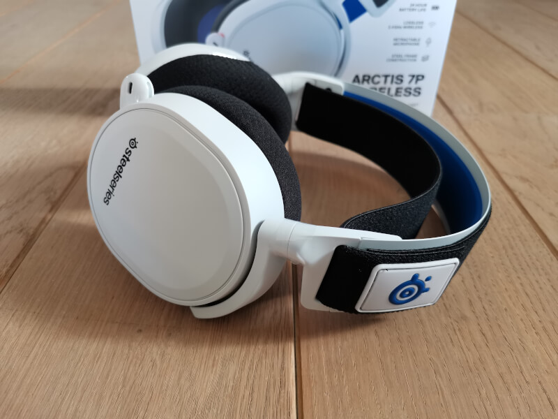 SteelSeries Arctis 7P headset liggende.jpg